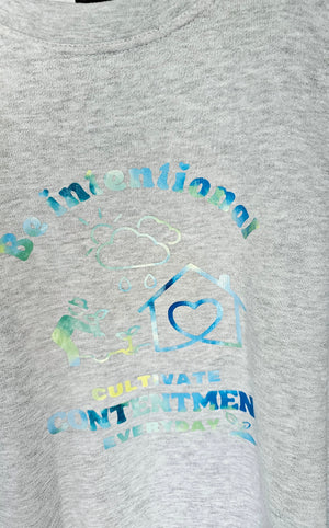 Be intentional Cultivate contentment every day - Crewneck in Grey