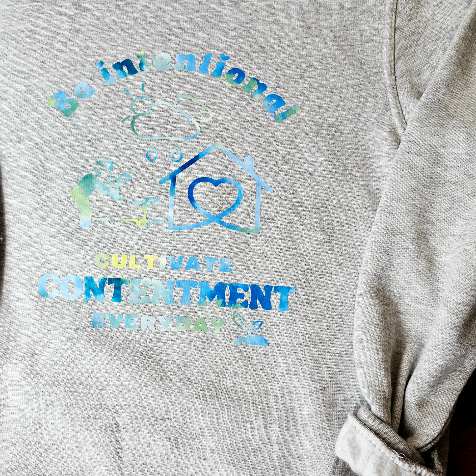 Be intentional Cultivate contentment every day - Crewneck in Grey